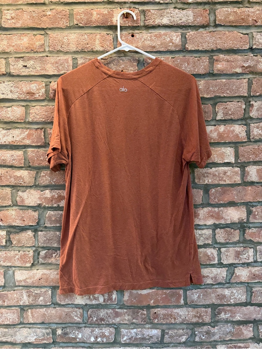 ALO Triumph Tee (M) in Burnt Orange